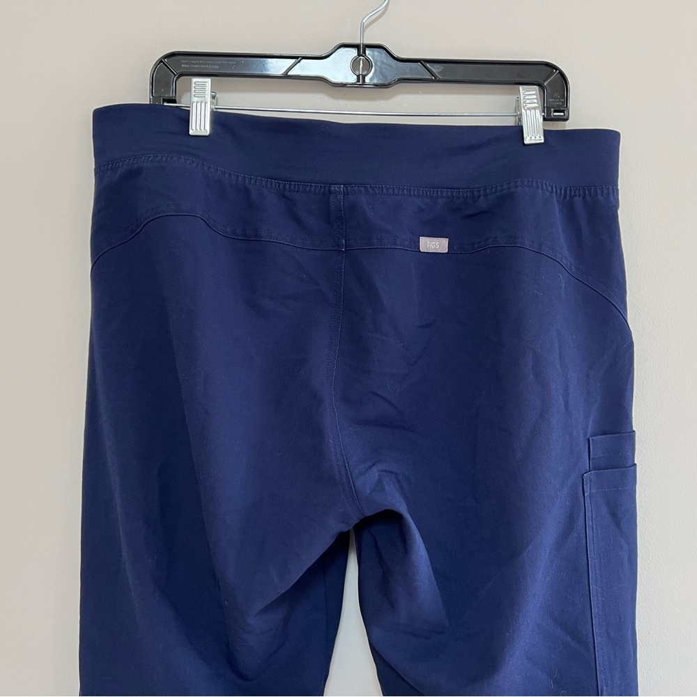 FIGS Women’s Kade Cargo Scrub Straight Leg Pants in Navy Blue, size L - Picture 6 of 10